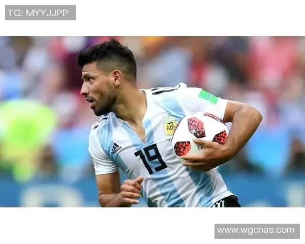 全球足球巨星聚焦：顶级球员风采与荣耀的背后故事