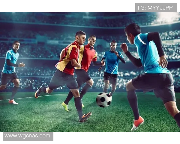 足球明星真实照片：球场上与生活中的不同面孔展现