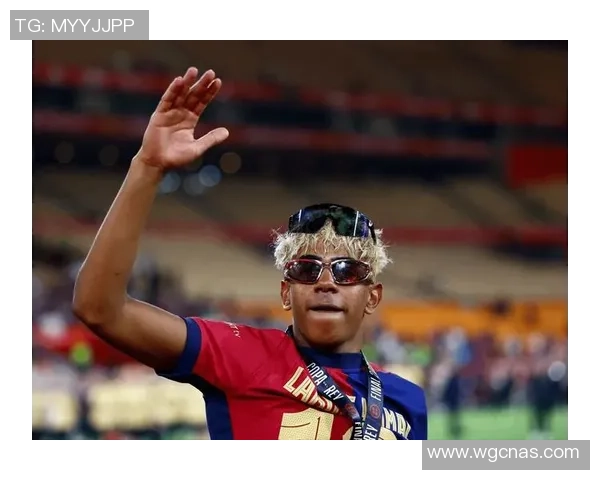 足球球星化身普通球迷现身赛场引热议球迷惊呼不敢相信竟是他 足球球星化身普通球迷现身赛场引热议球迷惊呼不敢相信竟是他