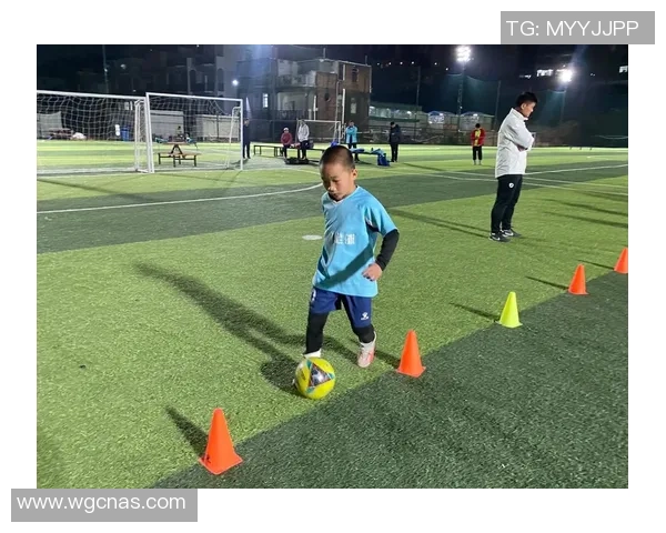 球星亲授足球防守技巧提升青少年实战能力与场上意识