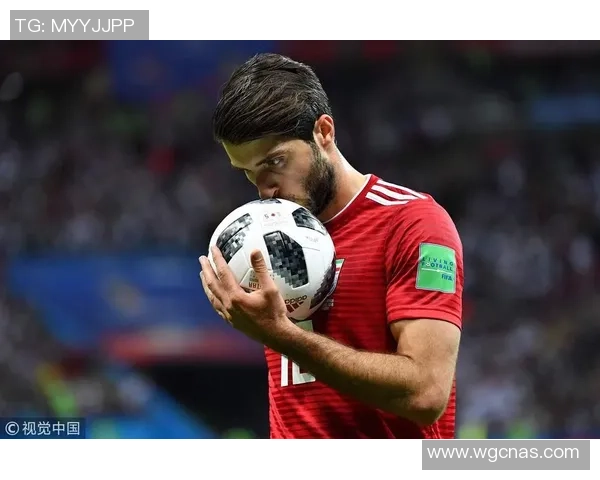 足球巨星亲吻时刻：那些充满激情与荣耀的动人瞬间